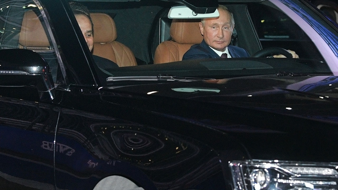 Путин рассказал, как зарабатывал в 90-е годы.