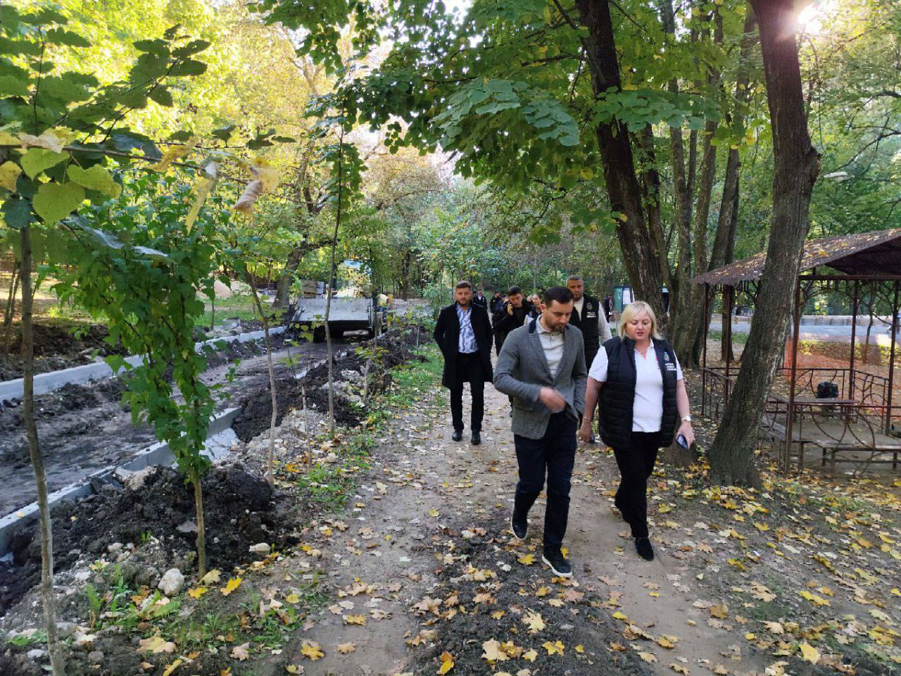 Lucrările de restaurare a Parcului - pădure Râșcani din Chișinău continuă.