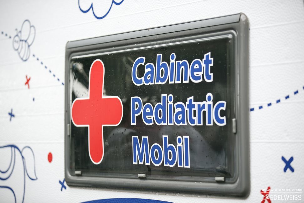 Timp de nouă luni, copiii din ţară beneficiază de asistenţă medicală gratuită.