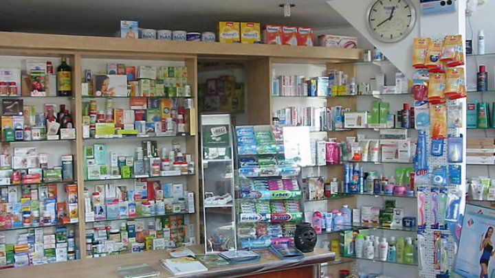 Un farmacist și un medic de familie, reținuți.