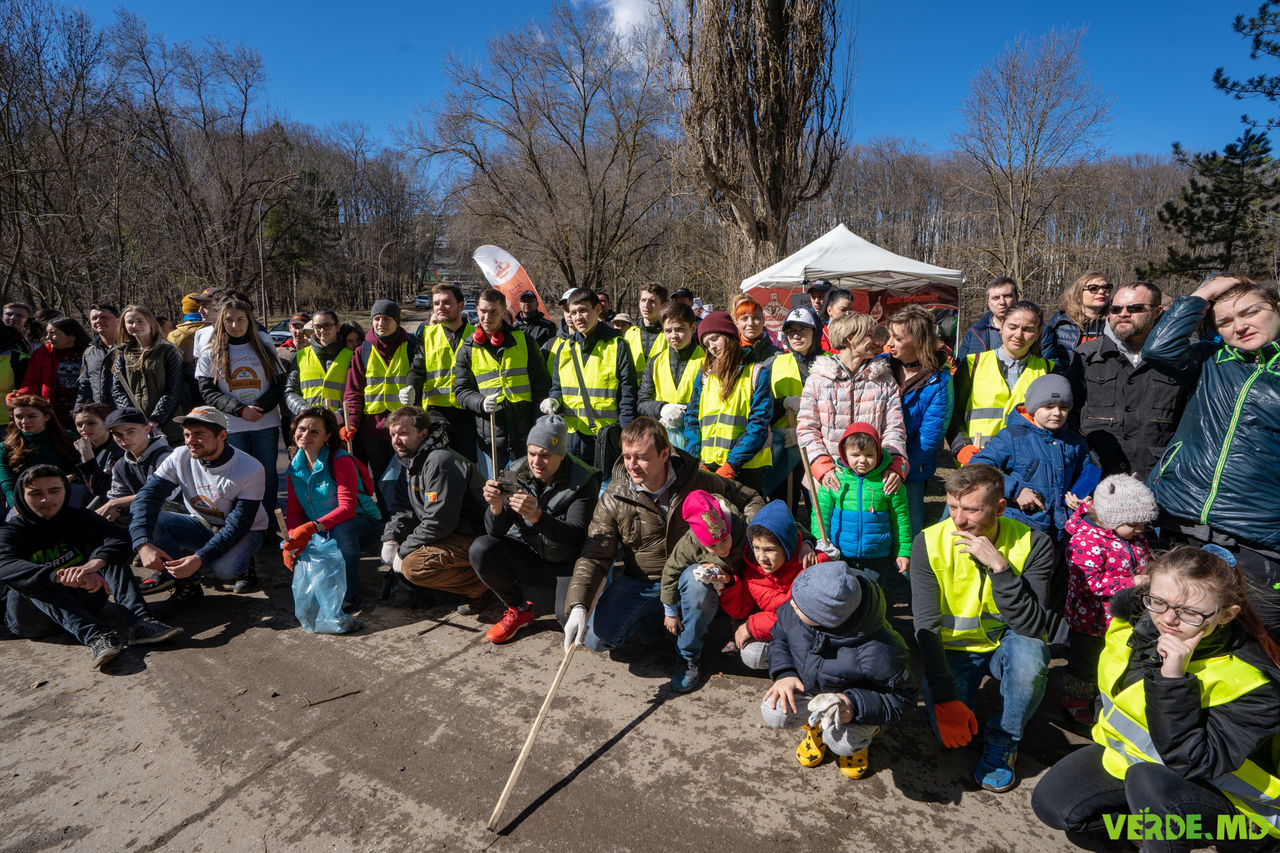 Сотни волонтеров навели порядок в парке "Рышкань".