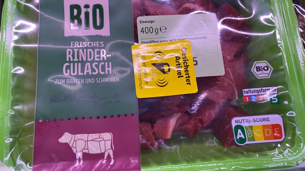 В супермаркетах Берлина начали ставить защиту от краж на мясо и рыбу.
