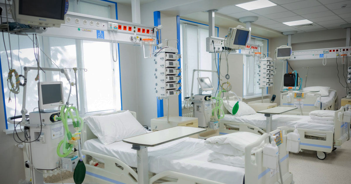 Medicii, despre tânăra care a căzut de la etajul trei: Se află în stare extrem de gravă.