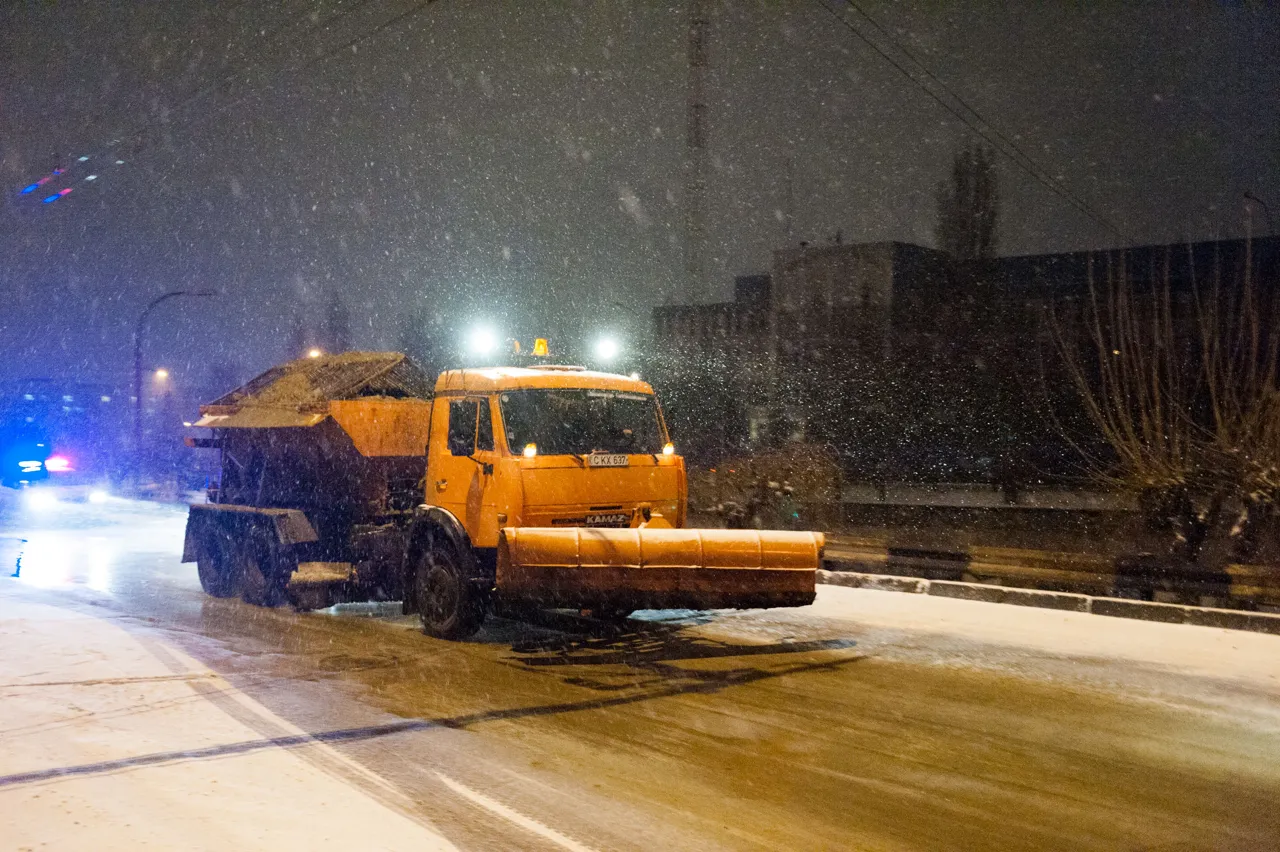 Движение по дорогам страны возможно и осуществляется в условиях зимы.