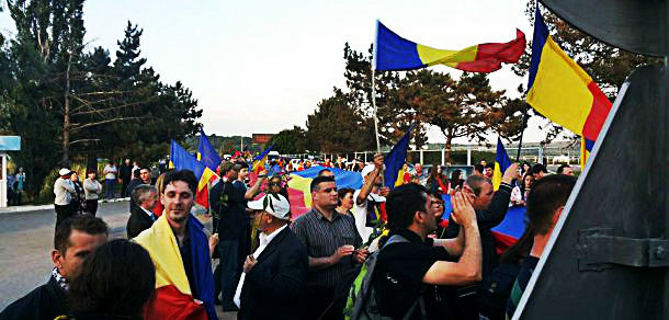 Tinerii au încercat să treacă frontiera în coloană.