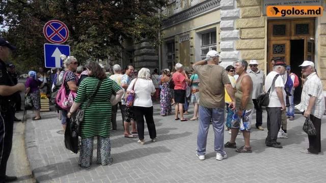 Торговцы "блошиного рынка".