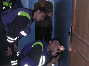 В пятницу вечером к спасателям обратились за помощью родители двухлетнего ребенка, который оказался заблокированным в квартире.