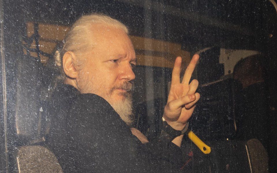 Адвокат Ассанжа просит перенести слушания по запросу об аресте из-за болезни клиента.