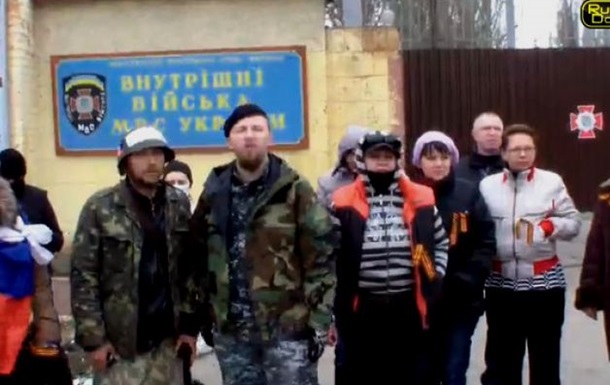 У ворот воинской части в Донецке. Фото: hromadske.tv