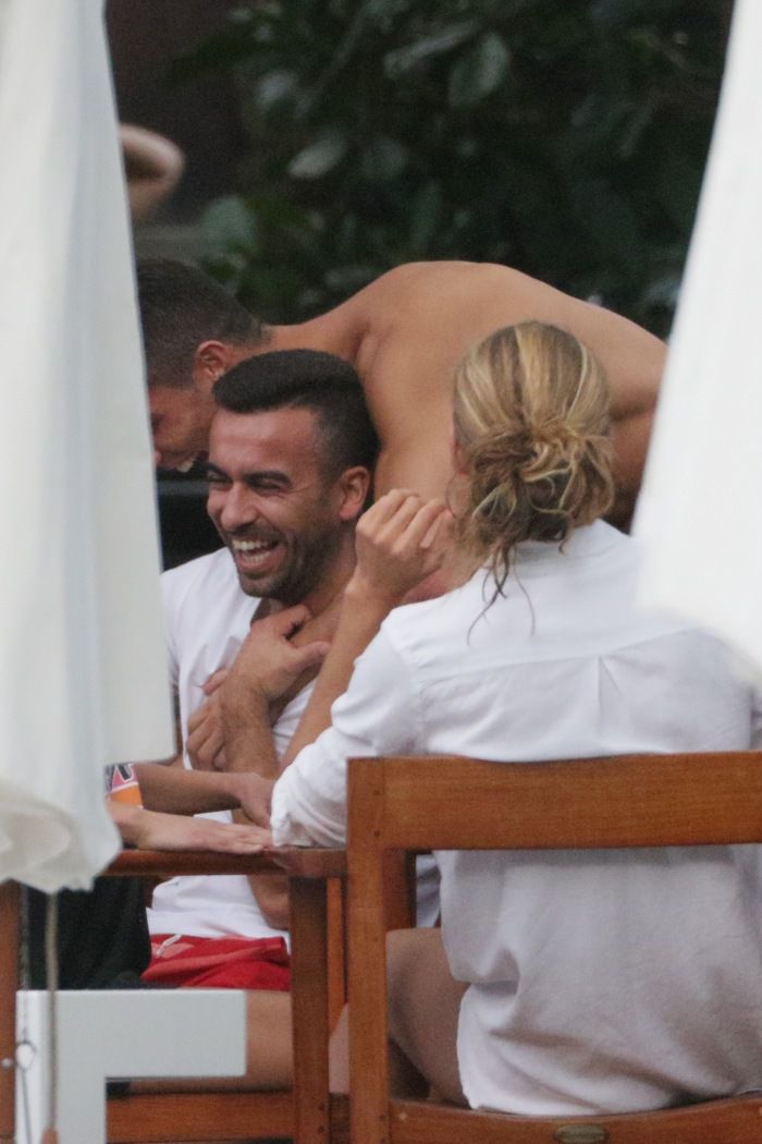 Cristiano Ronaldo, surprins în brațele unui bărbat. Foto: super.ru