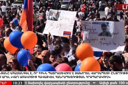 Сотни людей собрались 1 мая на площади Республики в центре Еревана, где на экранах будут транслировать выборы премьер-министра Армении. 
