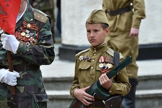 В Бельцах ребенка, раздававшего георгиевские ленты, ударил неизвестный. Фото: Вячеслав Зелинский (Соцсети).