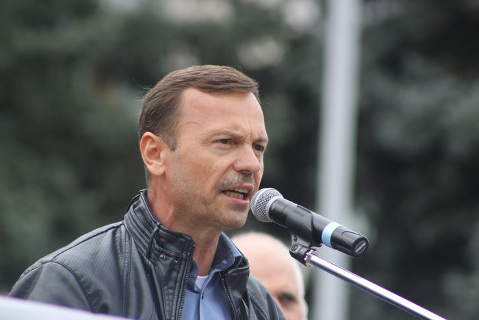 Один из лидеров Платформы ДА Василе Нэстасе заявил протестующим, что нынешняя власть „совершает каждый день преступления против народа Республики Молдова”. Фото: epochtimes-romania.com