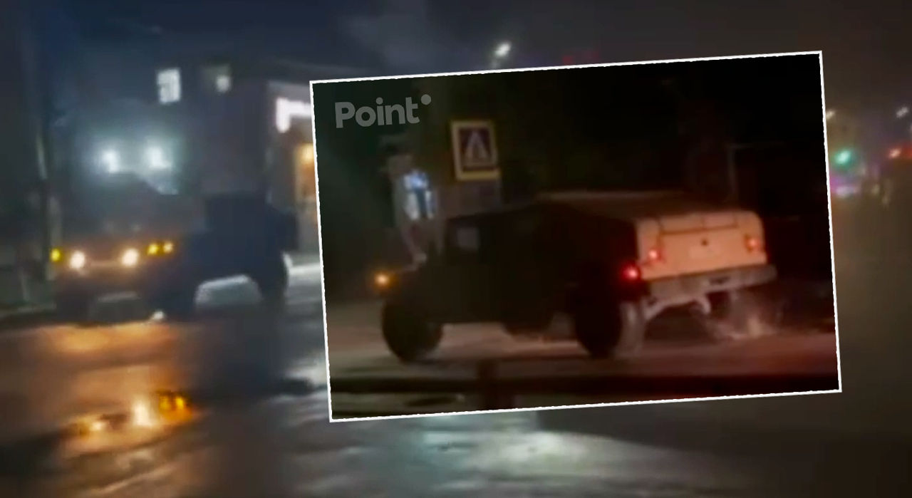 La Bălți, vehiculele militare Hummer se deplasează cu greu din cauza drumurilor distruse.