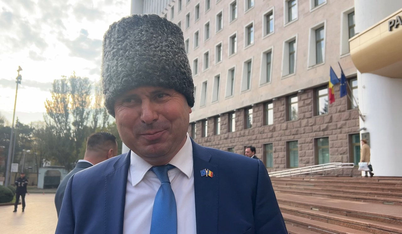 Vasile Costiuc a primit primul salariu de deputat: 6.000 lei pentru opt zile.