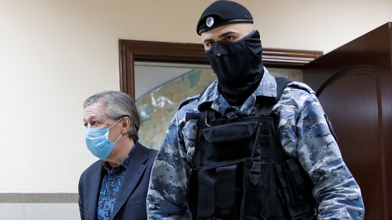 Потерпевшие по делу Ефремова хотят взыскать с артиста по миллиону. Фото: gazeta.ru.