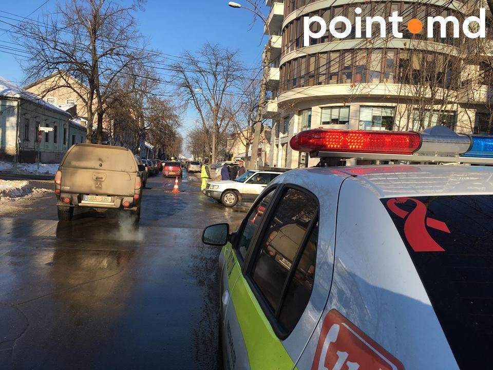 Дорожники отреагировали на провал асфальта в центре Кишинева.