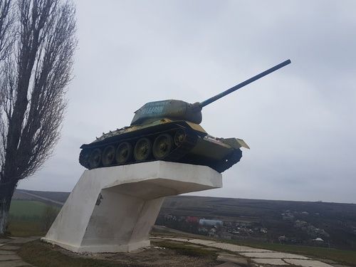 Tancul de la Cinișeuți a fost stropit cu vopsea de diferite culori