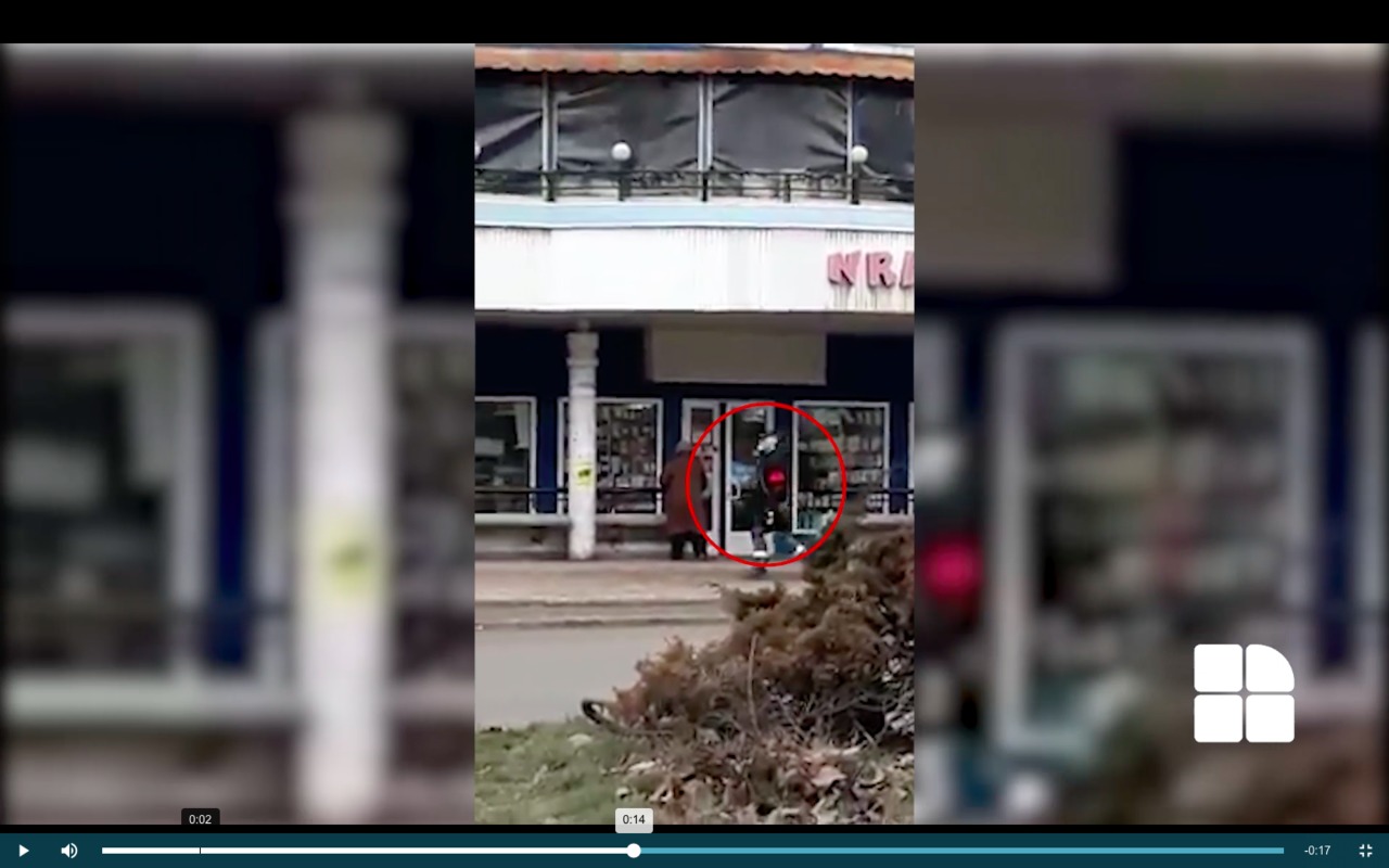 Un bărbat a fost suprins la intersecţia străzilor Dacia şi Cuza Vodă îmbrăcat mai ciudat. 