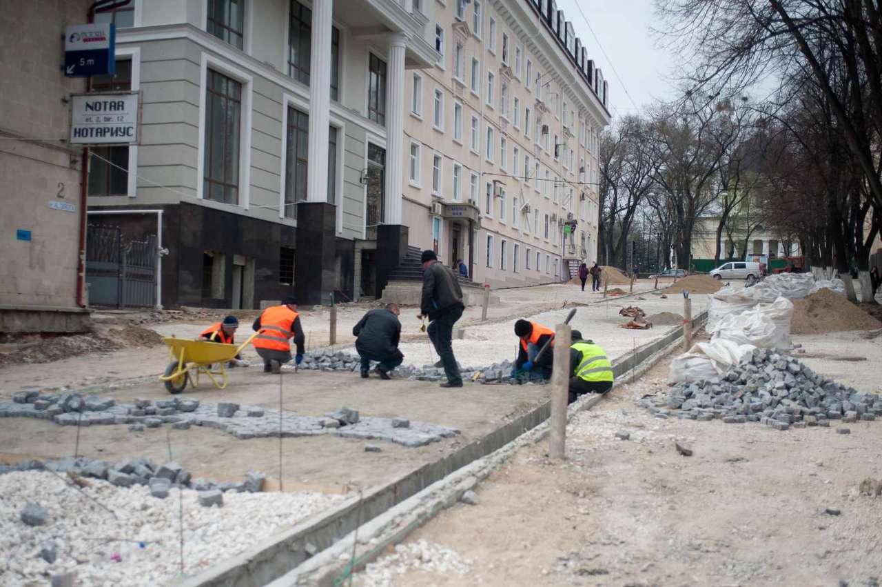 Lucrările de amenajare a străzii pietonale din capitală decurg fără probleme, iar cele care apar se rezolvă la fața locului.