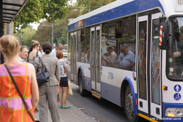 RTEC a prezentat noul model de troleibuz, dotat cu acumulatoare, care poate parcurge o distanţă de până la 50 de kilometri fără a fi conectat la reţelele electrice.