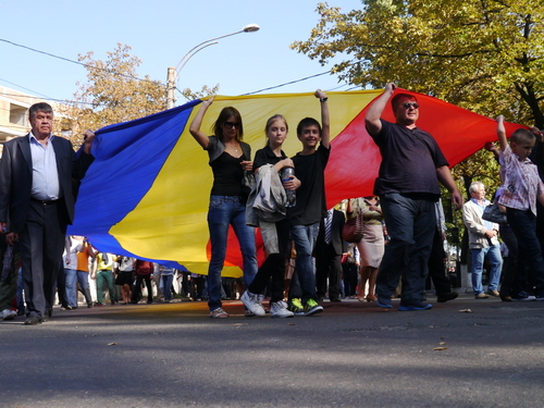 Bолонтеры на протяжении всей кампании будут получать футболки, значки и прочую атрибутику.