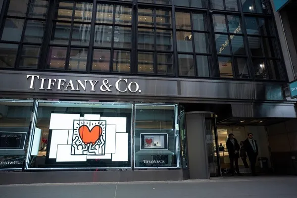 Tiffany прекращает работу с российскими алмазами.
