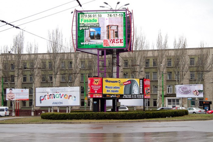 Continuă războiul dintre Primăria Chișinău și agenții economici care dețin panouri de publicitate.