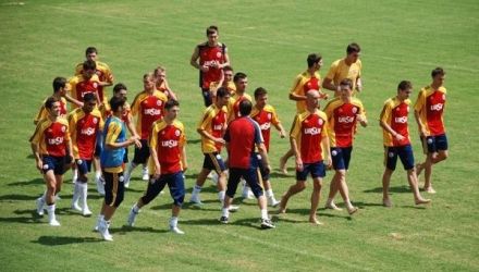 Lotul echipei naţionale are programat pentru astăzi, de la ora 18.00, un antrenament pe terenul nr.1 din cadrul complexului.