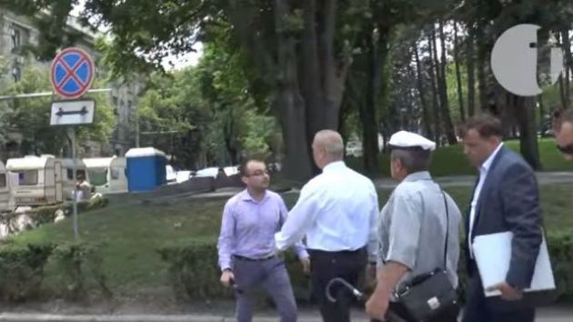 Человек из окружения лидера Платформы "Достоинство и Правды" толкнул журналиста today.md. Фото: Today.md