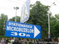 На столичных улицах появились указатели со стрелкой и надписью „Staţioanare microbuzelor 30 m” ("Остановка микроавтобусов в 30 м").