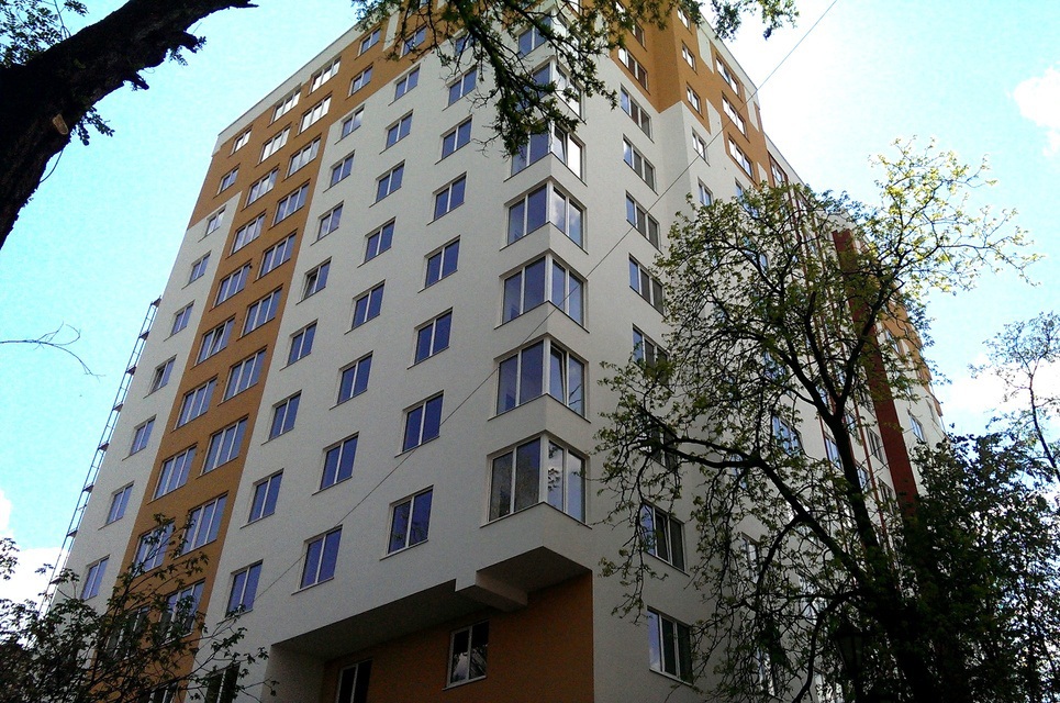 În blocul în care, conform actelor, locuieşte președintele țării, se întîmplă lucruri de-a dreptul deocheate.