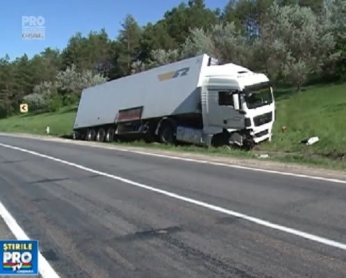 Un șofer a stat neclintit patru zile lângă camionul său răsturnat. Foto: protv.md