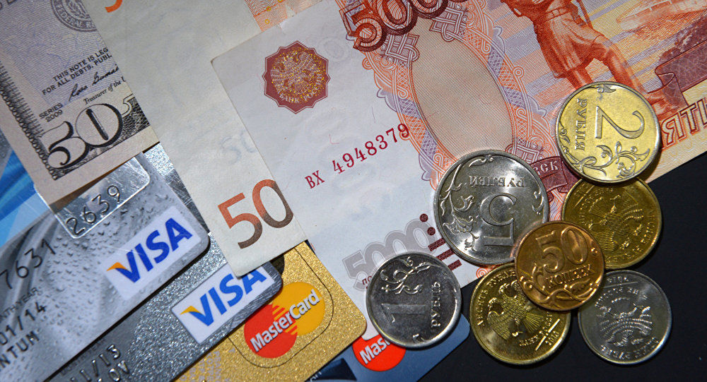 Почти половина средств поступила в долларах, на перечисления в евро пришлось 37 процентов. Фото: sputnik.md
