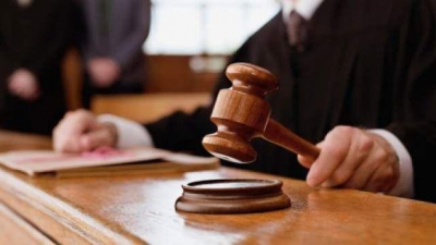 Trei elevi ai unui liceu din oraşul Hânceşti, bănuiţi că au violat trei zile la rând un coleg mai mic, au ajuns în faţa instanţei.