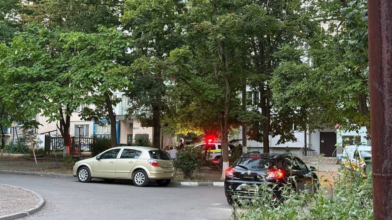 Un copil a căzut de la etajul doi al unui bloc de locuit din Bălți: Băiatul este în stare gravă.