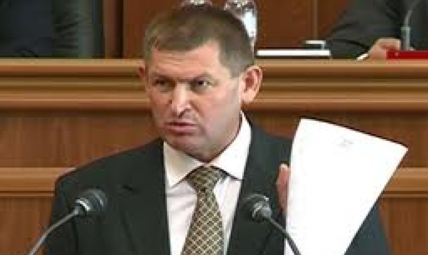 Acesta s-a arătat indignat de faptul că în cadrul Consiliului AIE au loc discuţii ascunse chiar de deputaţii Alianţei.