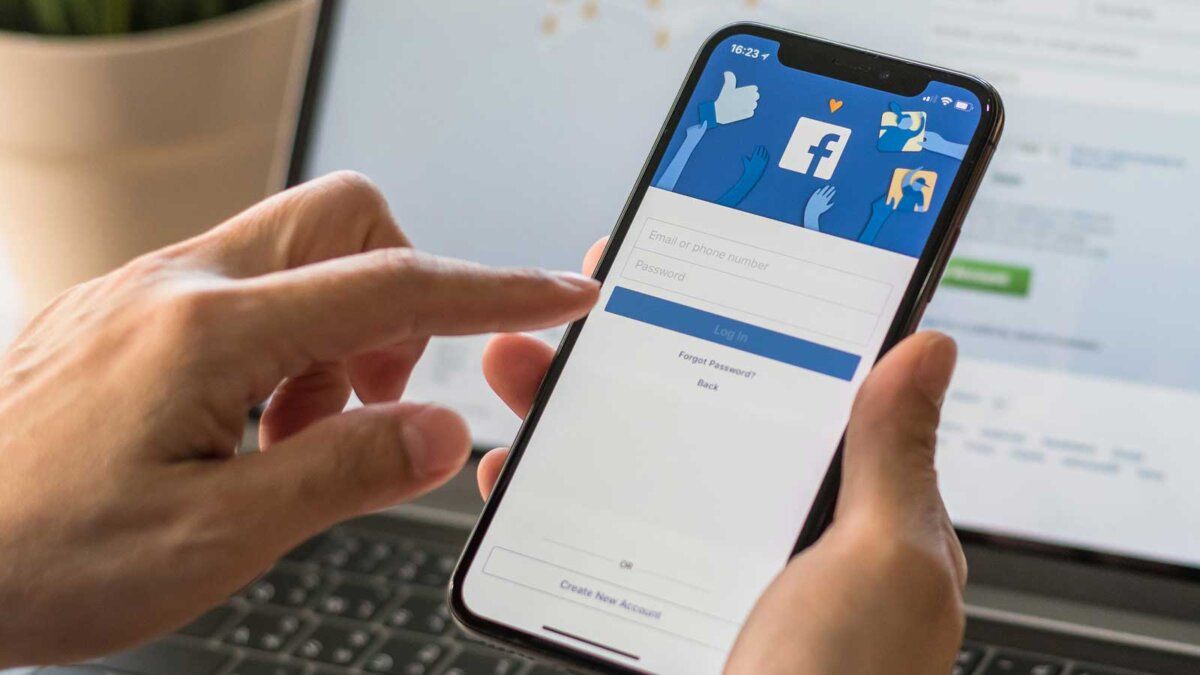 Личные данные более 500 млн пользователей Facebook попали в сеть.