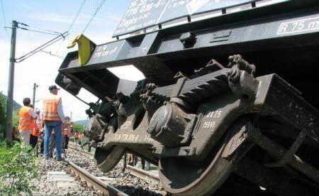 Un tren marfar încărcat cu azotat de amoniu a deraiat în România. Foto: agerpres.ro