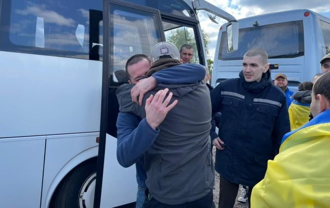 В Украине заявили о возвращении из плена 106 военных, оборонявших Бахмут.