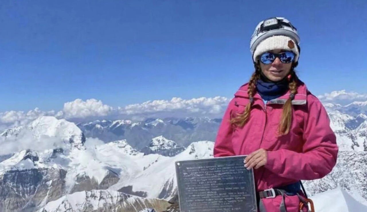 Echipele de salvare din Kârgâzstan au intervenit pentru a ajuta o alpinistă blocată pe vârful Pobeda.