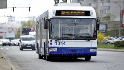 Un chişinăian în vârstă de 35 ani a fost reţinut de către poliţie, după ce ar fi sustras din buzunarul unui bărbat 200 de lei. Cei doi se deplasau în Chişinău cu troleibuzul nr.22.