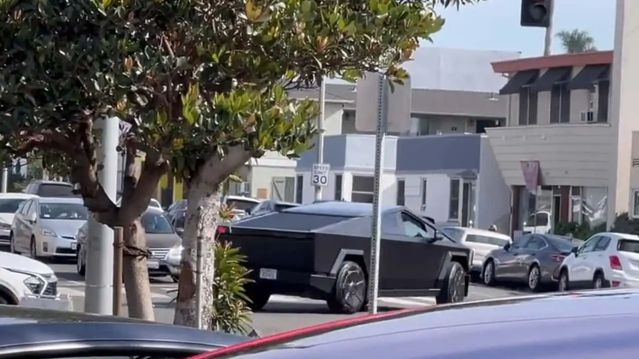 Матово-чёрный Tesla Cybertruck впервые показал на улице главный дизайнер.