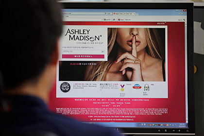 Хакеры, которые называют себя The Impact Team, потребовали закрыть сайт Ashley Madison.