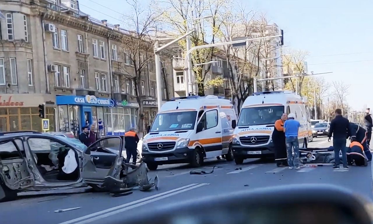 В центре Кишинева столкнулись две легковушки.