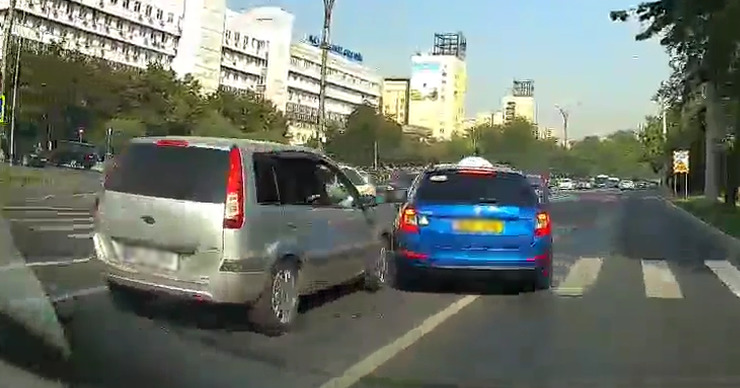 Водитель такси грубо нарушил ПДД, не желая стоять в пробке.
