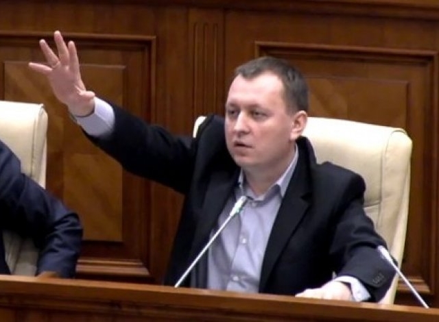 Premierul a adaugat ca cei doi viceministri au scris un demers in acest sens, semnat de alti 4 viceministri,prezenti in timpul amenintarii.