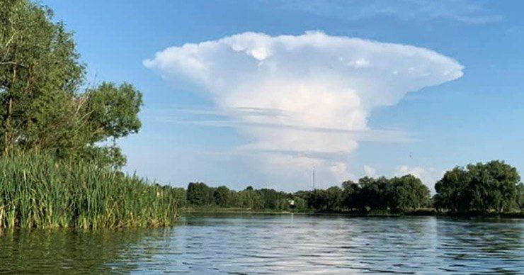 Киев накрыло необычное облако в форме ядерного гриба.
