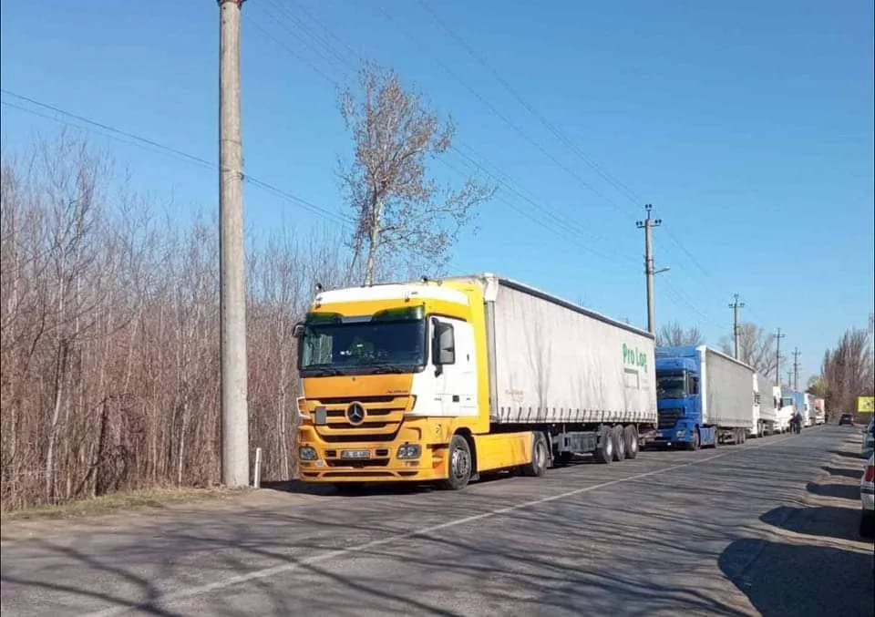 На КПП в Скуленах большегрузы стоят в очереди из-за сбоя на румынской таможне.