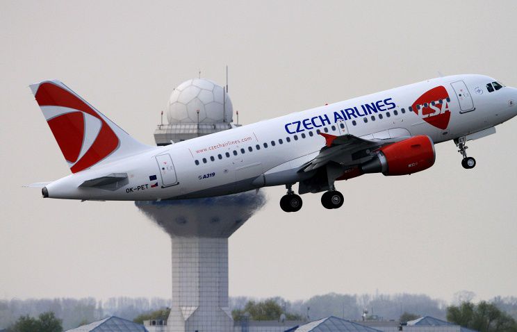 Самолет Czech Airlines приземлился из-за отказа двигателя.